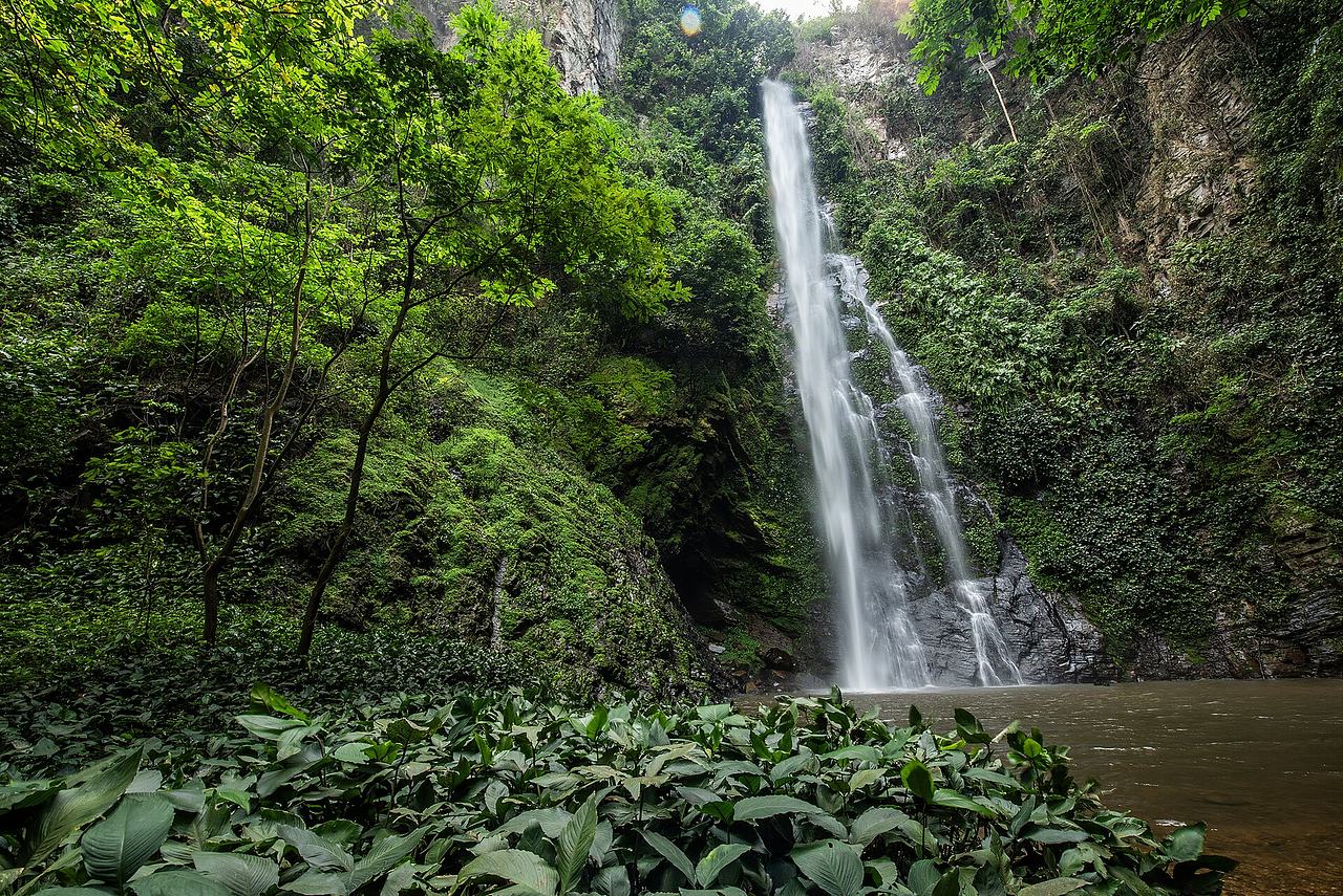 The Tagbo Falls with 60 meters fall are located 45 minutes from Liati Wote