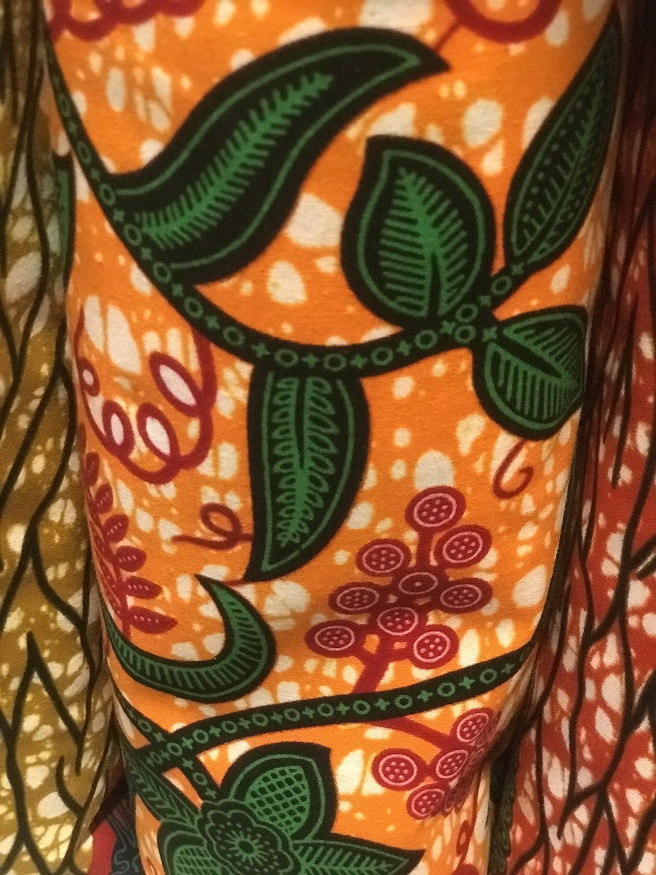 This is the orange and green motif of the fabric design by the Ghanaian Akan given name Ahwenepa Nkasa. It is found mostly in West African fabric markets. It is also known by the names Makaïva and Feuille-feuille in Togo, Benin and the Ivory Coast...