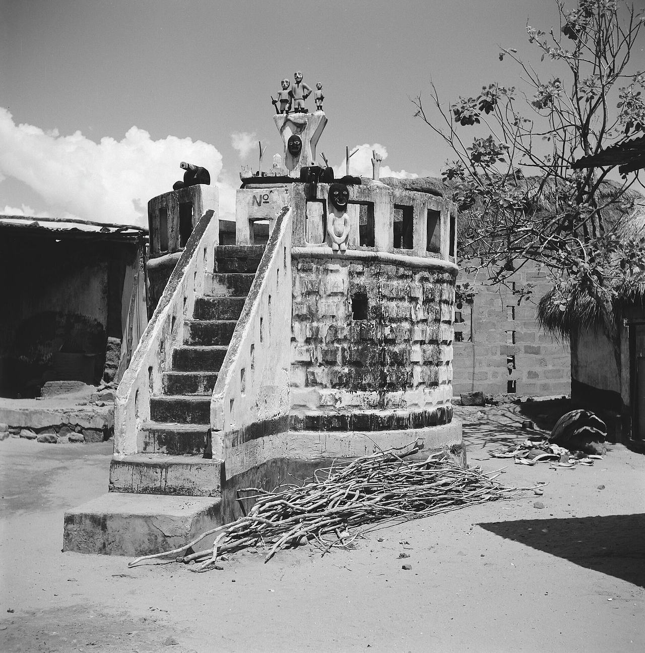 Company's Monument Dutch Komenda' op het dorpsplein, voorstellende een fortOnderwerp: monumenten