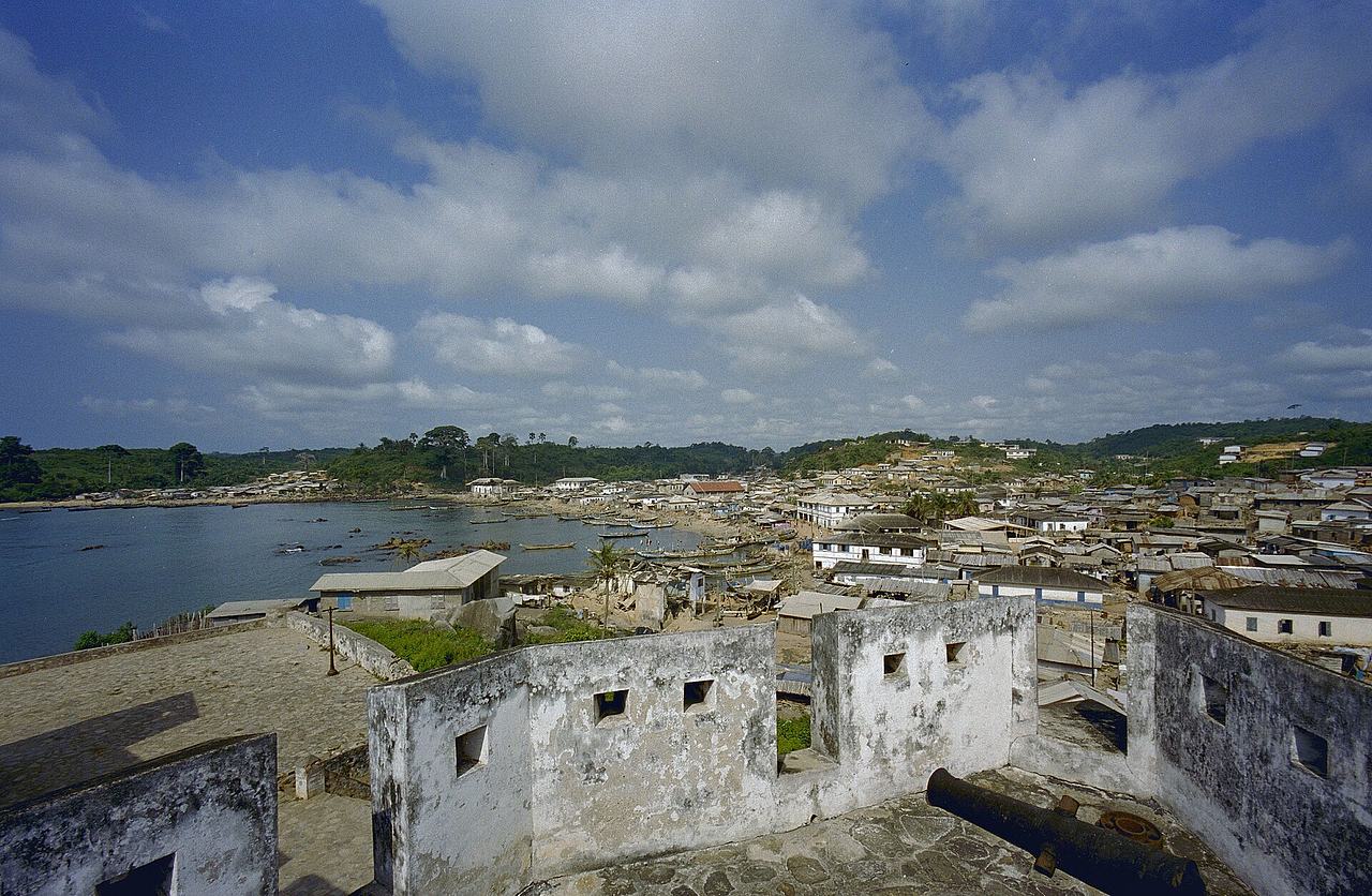 Fort Metal Cross: aanzicht bastion rechts voor met stadsgezicht (opmerking: Ghana reis Loek Tangel)