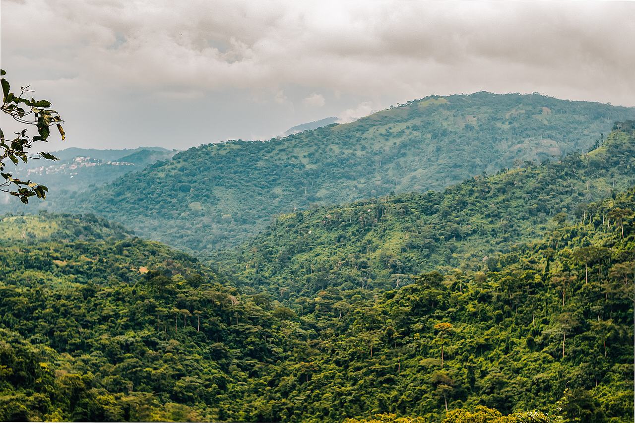 Located in Ghana‘s Eastern region, not too far from the Volta region, is the small town of Akosombo. Still deeply rooted in nature, this peaceful enclave is only two hours from Accra and definitely worth checking out.