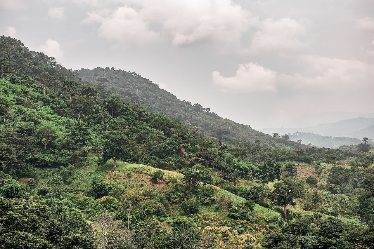 Located in Ghana‘s Eastern region, not too far from the Volta region, is the small town of Akosombo. Still deeply rooted in nature, this peaceful enclave is only two hours from Accra and definitely worth checking out.