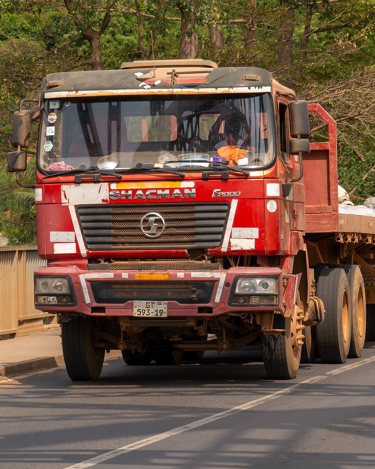 Front view of a ShacMan F2000 semi-trailer tractor 