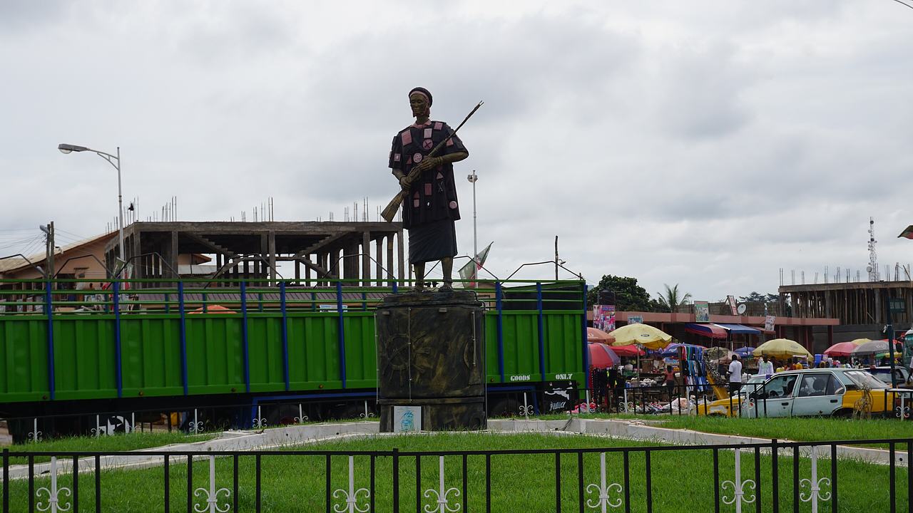 Ejisu roundabout having Yaa Asantewaa's monument.