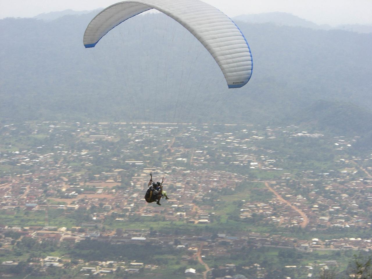 Paragliding in Nkawkaw (en), Eastern Region (Ghana)Paraglider: Bi Golden