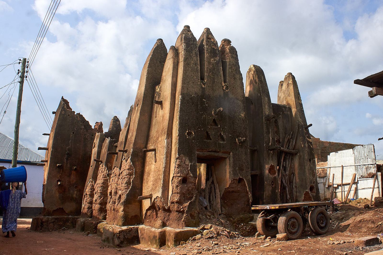 Dondoli Old Central Mosque in ruins