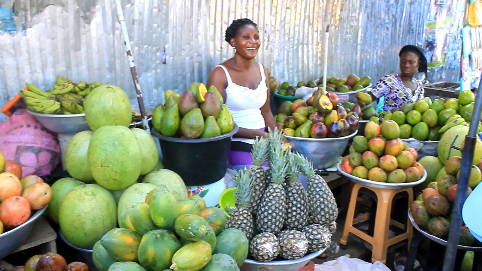 File:GHANA TAKORADI MARKET CIRCLE - WOMAN SELLING FRUITS.jpg