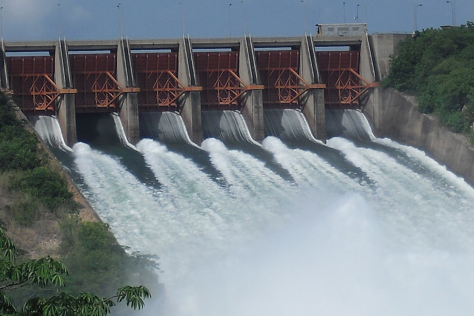 File:Akosombo Dam is spilling water, Ghana.JPG