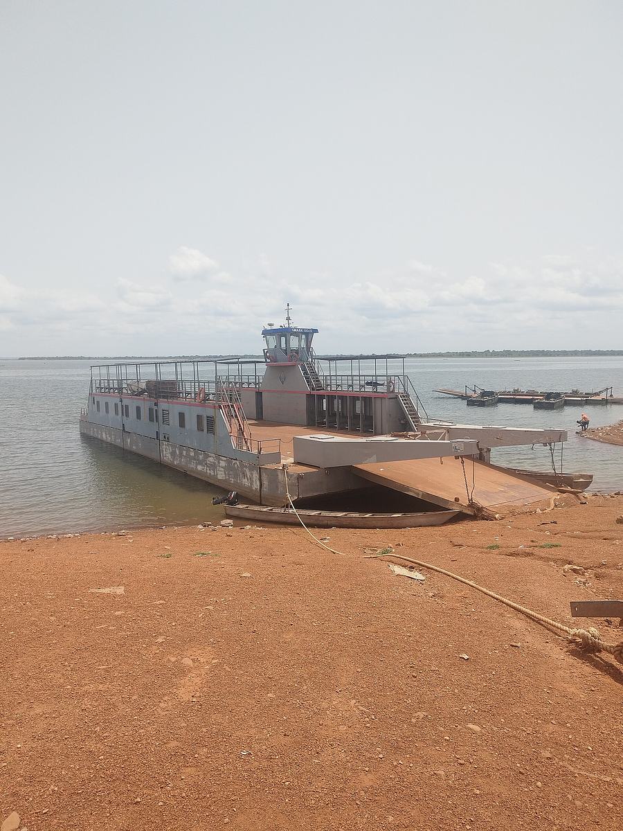 Ndewura Jakpa Ferry at Oti River.jpg