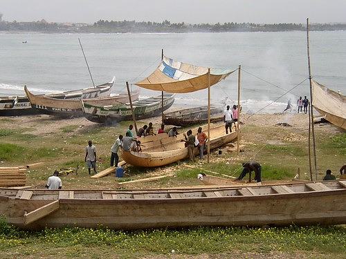 Boat production in Elmina harbour (Ghana 2005)