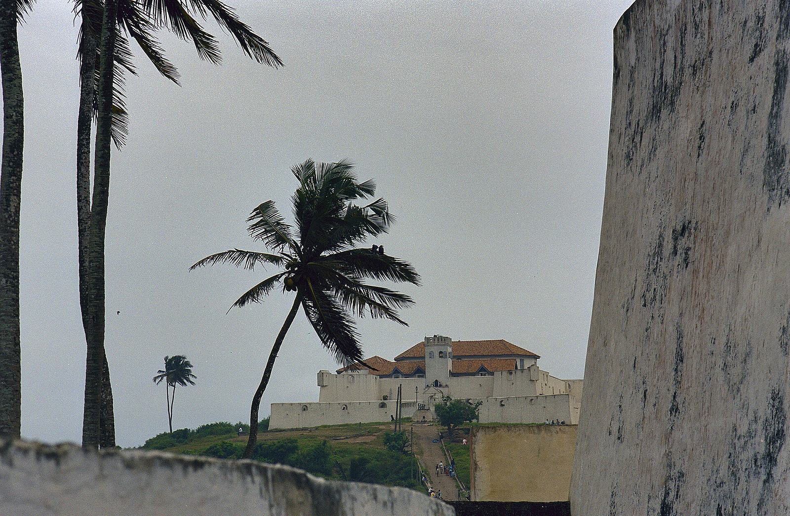 Overzicht met voorzijde, vanaf Elmina Castle - Elmina - 20374801 - RCE