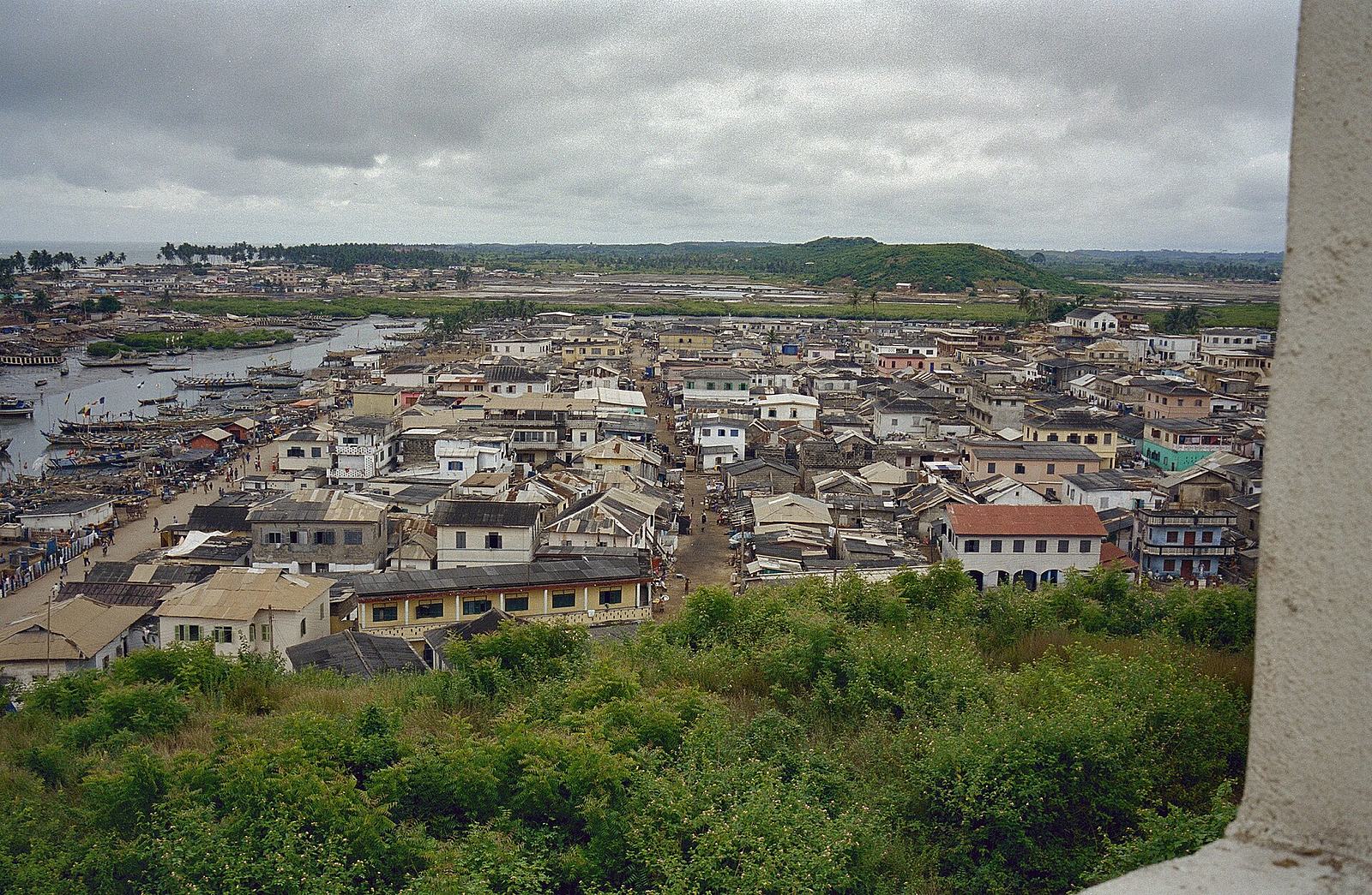 Stadsgezicht met haven vanaf Elmina Castle - Elmina - 20374848 - RCE