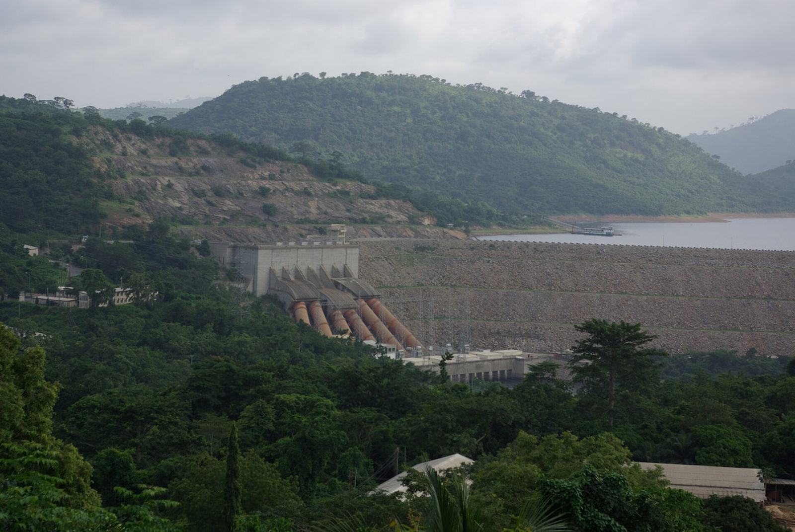File:Akosombo Dam hydroelectric plant.jpg